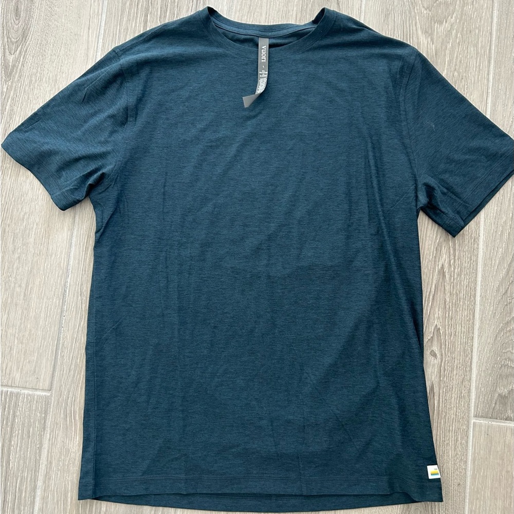 Men’s Vuori t-shirt size Large NWOT